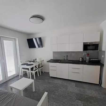 Prizemni S Terasou Apartment